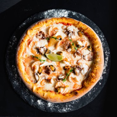 sefood pizza siyah arka plan üzerine