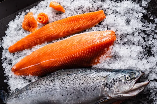 Pesce Salmone Crudo Sul Ghiaccio — Foto Stock