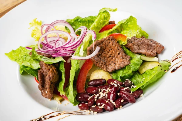 Salat Mit Rindfleisch Roten Bohnen Paprika Und Roten Zwiebeln — Stockfoto