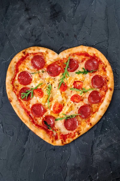 Herzförmige Pizza Mit Fleisch Und Gemüse Essenskonzept Der Romantischen Liebe — Stockfoto
