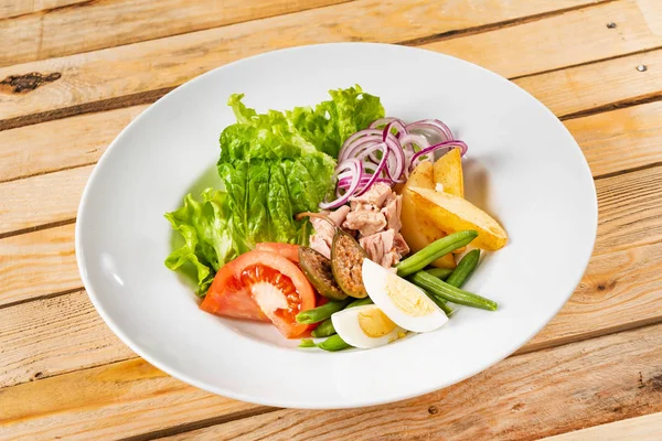 Thunfischsalat Auf Dem Hölzernen Hintergrund — Stockfoto