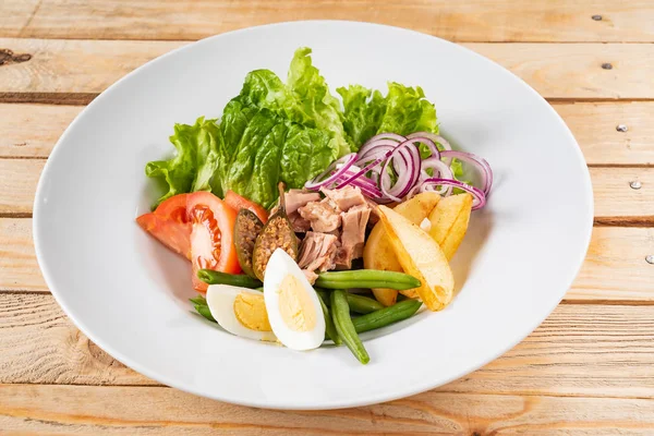 Ahşap Arka Planda Ton Balığı Salatası — Stok fotoğraf