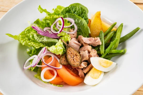 Ensalada Atún Con Huevo Tomates Cebollas Rojas Judías Verdes Fondo — Foto de Stock