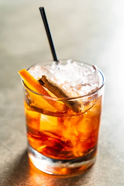 Smakelijke Alcoholische Ouderwetse Cocktail Bar — Stockfoto