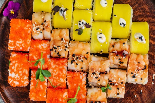 Sushi Arcobaleno Rotolo Con Salmone Anguilla Tonno Avocado Gambero Reale — Foto Stock