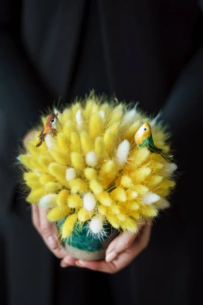 Bel Bouquet Nelle Mani Della Donna — Foto Stock