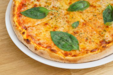 Taze İtalyan pizzası, yakın çekim.