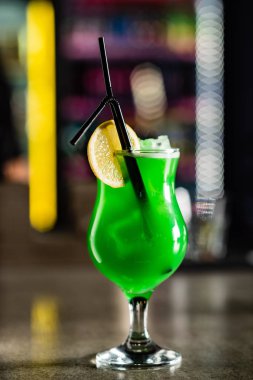 kokteyl barda, yakın çekim