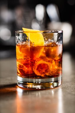 kokteyl barda, yakın çekim