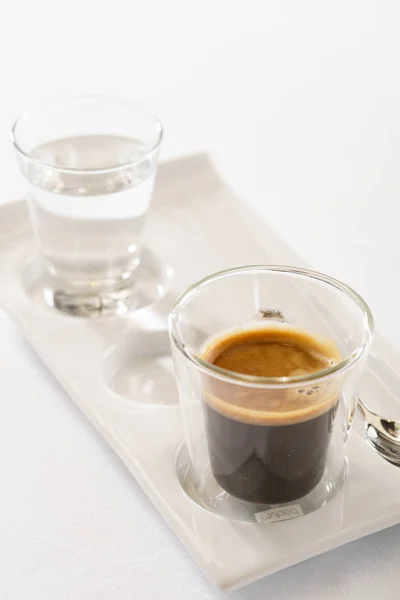 Espresso Auf Dem Weißen Nahaufnahme — Stockfoto
