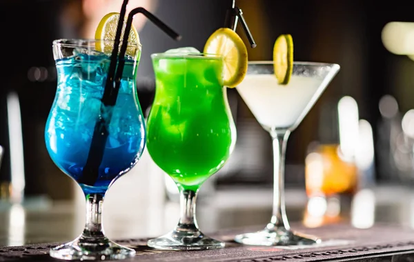 Cocktails Der Bar Aus Nächster Nähe — Stockfoto