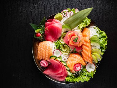 çiğ somon ve sebze ile ton balığı