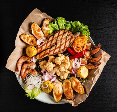 siyah arka planda deniz ürünleri plakası