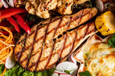 siyah arka planda deniz ürünleri plakası