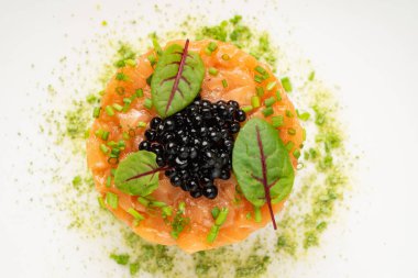 Beyaz plaka üzerinde Somon tartar