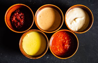 Kaselerde farklı soslar var.