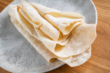 Lavaş (yumuşak, ince mayasız ekmek)