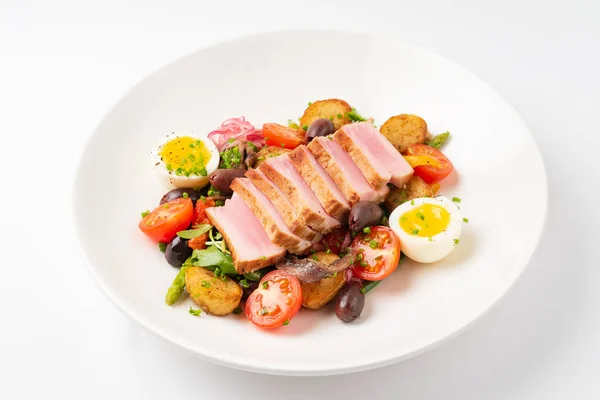 Salatnioise Auf Dem Weißen Teller — Stockfoto