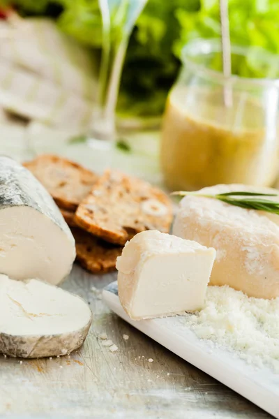 Sebze Ile Çeşitli Peynir Tabağı — Stok fotoğraf