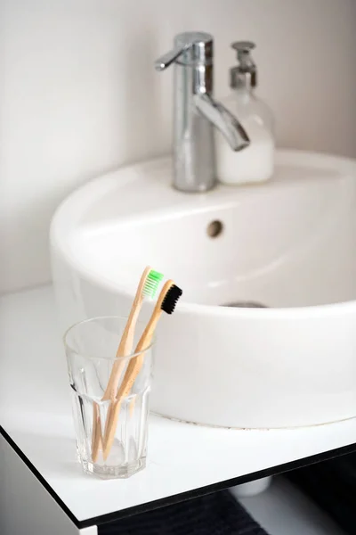 Eko Doğal Bambu Diş Fırçaları Cam Sürdürülebilir Yaşam Tarzı Kavramı — Stok fotoğraf