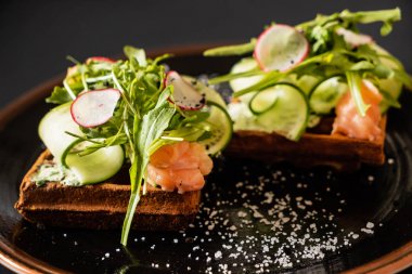 Somon ve turplu Belçika waffle 'ı.