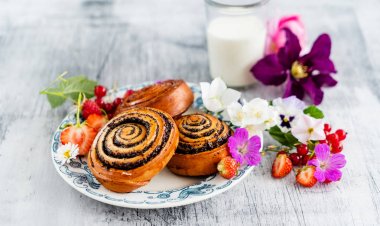 Yeni pişmiş tarçınlı rulo