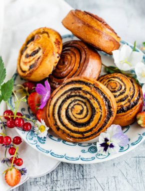 Yeni pişmiş tarçınlı rulo