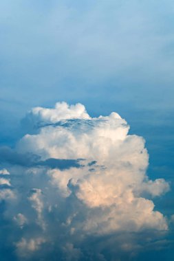 Bulutlu mavi gökyüzü