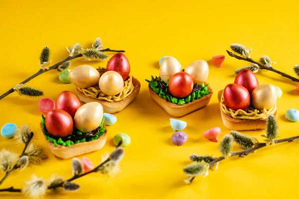 Pasteles Pascua Sobre Fondo Amarillo — Foto de Stock