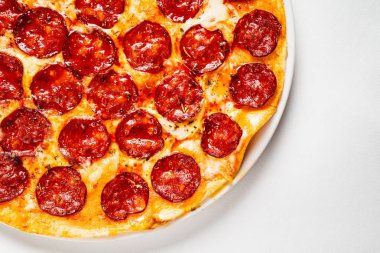 Beyaz arka planda Sıcak Ev Yapımı Pepperoni Pizza