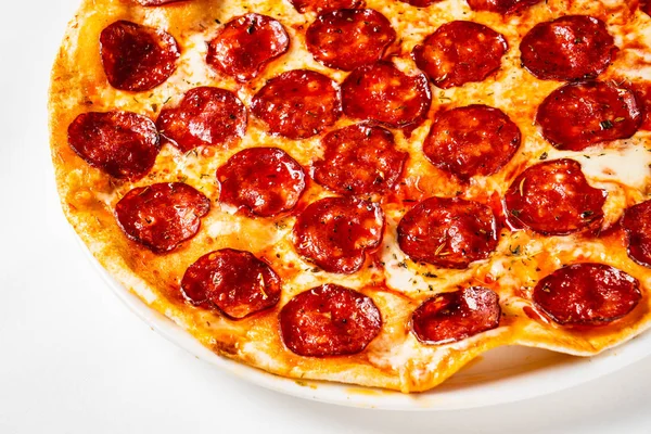 Beyaz arka planda Sıcak Ev Yapımı Pepperoni Pizza