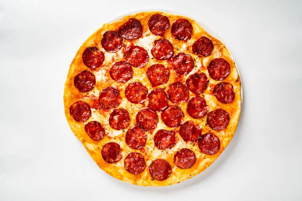 Hete Zelfgemaakte Pepperoni Pizza Witte Achtergrond — Stockfoto