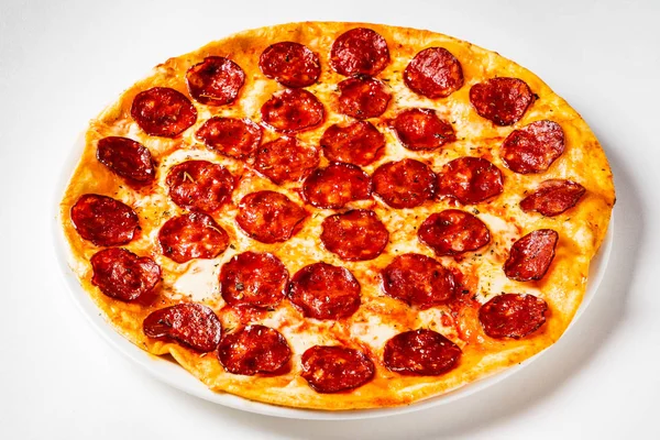 Quente Caseiro Pepperoni Pizza Branco Fundo — Fotografia de Stock