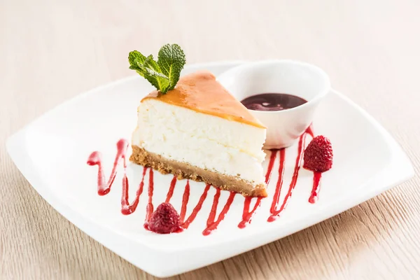 Cheesecake Med Bärsås Närbild — Stockfoto