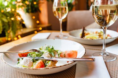 Restoranda akşam yemeği.