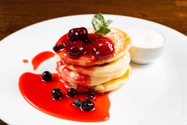 Böğürtlen soslu krep