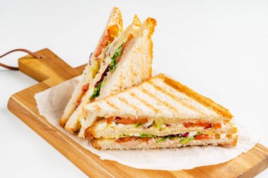 Jambon, peynir, domates, marul ve kızarmış ekmek ile sandviç.