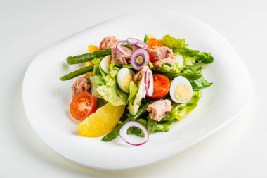 Ton balıklı salata domates, fasulye, yumurta, soğan ile