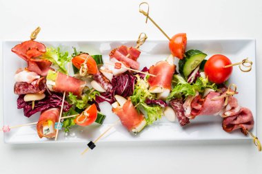 Lokantada servis edilen lezzetli aperatifler. 