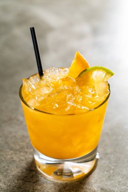 Barda alkollü bir kokteyl var.