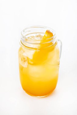 Beyaz arka planda yaz limonatası