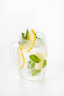 Beyaz arka planda yaz limonatası