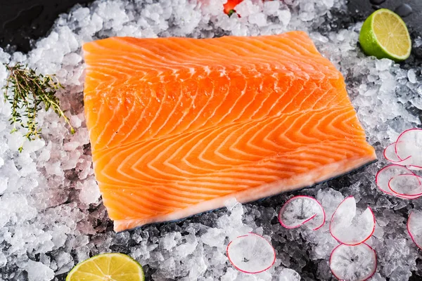 Filetto Salmone Crudo Sul Ghiaccio — Foto Stock