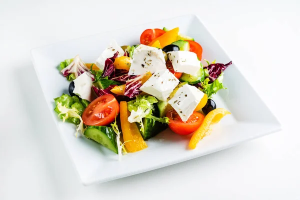 白いプレートにフェタチーズのギリシャ風サラダ — ストック写真