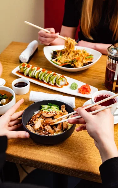 Friends Eating Asian Restaurant — Stock Photo, Image