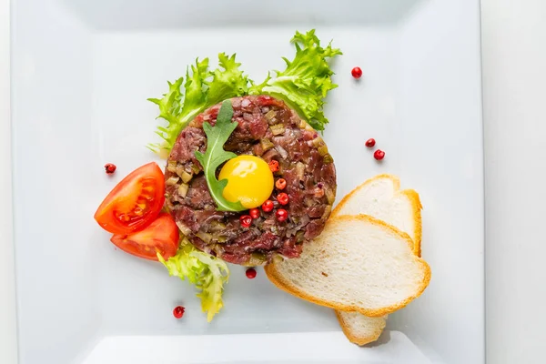 Cocina Francesa Carne Res Tartar Con Codorniz Cruda Yema Huevo —  Fotos de Stock