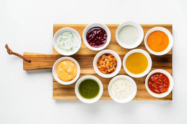 Cuencos Con Salsas Bandeja Madera —  Fotos de Stock