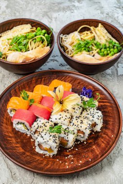 Somon, yılan balığı, ton balığı, avokado, kraliyet karidesi, Philadelphia krem peyniri, havyar tobika, chuka. Suşi menüsü. Japon yemeği.