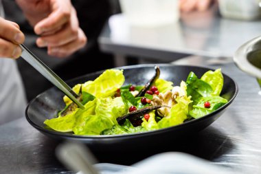 restoranda salata yapan şef