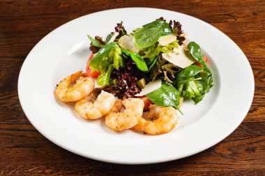 karides ve kiraz domates salatası